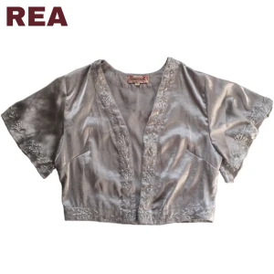 Vintage silverfärgad bolero/topp, Indiska - Snygg silverfärgad ”bolero” med detaljer på från Indiska!