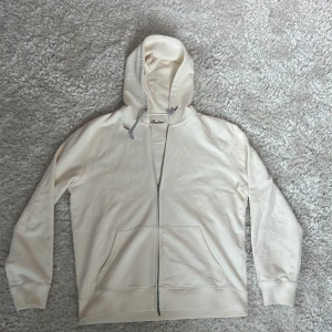 Stenströms tröja - En riktigt snygg stenströms full zip i storlek xl men passar L. Färg: vit. 