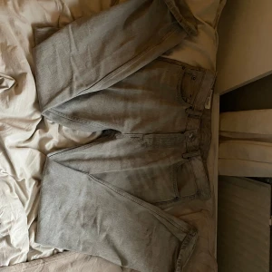 Grå jeans från Zara - Säljer ett par grå jeans från Zara. De har en klassisk femficksdesign och är tillverkade i ett slitstarkt material. Perfekta för en avslappnad stil.                           Använda det står att dom är storlek 40 i Europa men 31 i USA