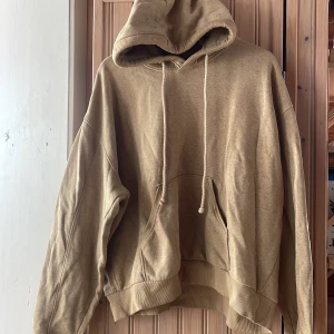 Hoodie Weekday - Säljer en beige hoodie med stor huva från weekday