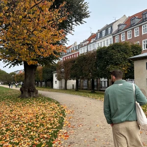 Grön jacka från Gucci - Säljer en stilren grön jacka från Gucci. Jackan har en klassisk design med långa ärmar och en diskret logga på bröstet. Perfekt för höstpromenader eller en dag på stan.