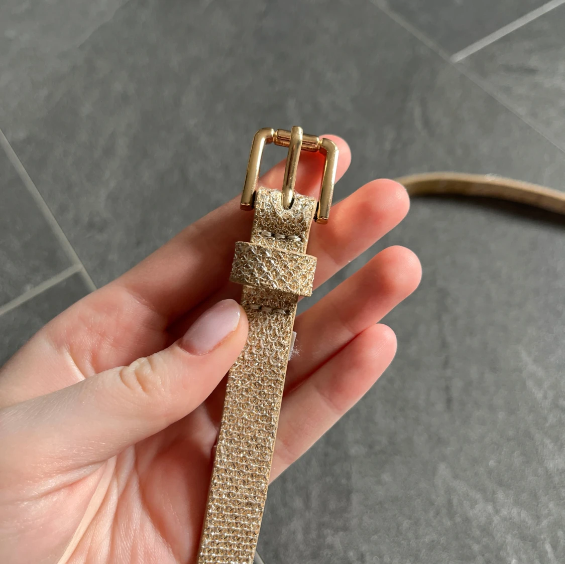 Glittrigt guldigt bälte - 1