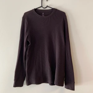 Brun ribbad tröja från H&M - En brun ribbad tröja från H&M i slim fit. Tröjan har långa ärmar och en rund halsringning. Perfekt för en snygg och bekväm look!