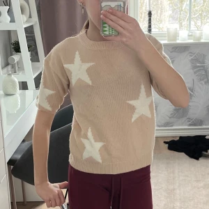 Beige stickad tröja med stjärnor - Säljer en beige stickad tröja från SHEIN med vita stjärnor. Tröjan hade långa renar men jag har sytt om den till korta ärmar. Perfekt för en avslappnad stil. Använd typ 5 gånger. Kostade 100 kr när jag köpte den. Super sön och väldigt fin 😍 Hör av dig vid intresse! ⭐