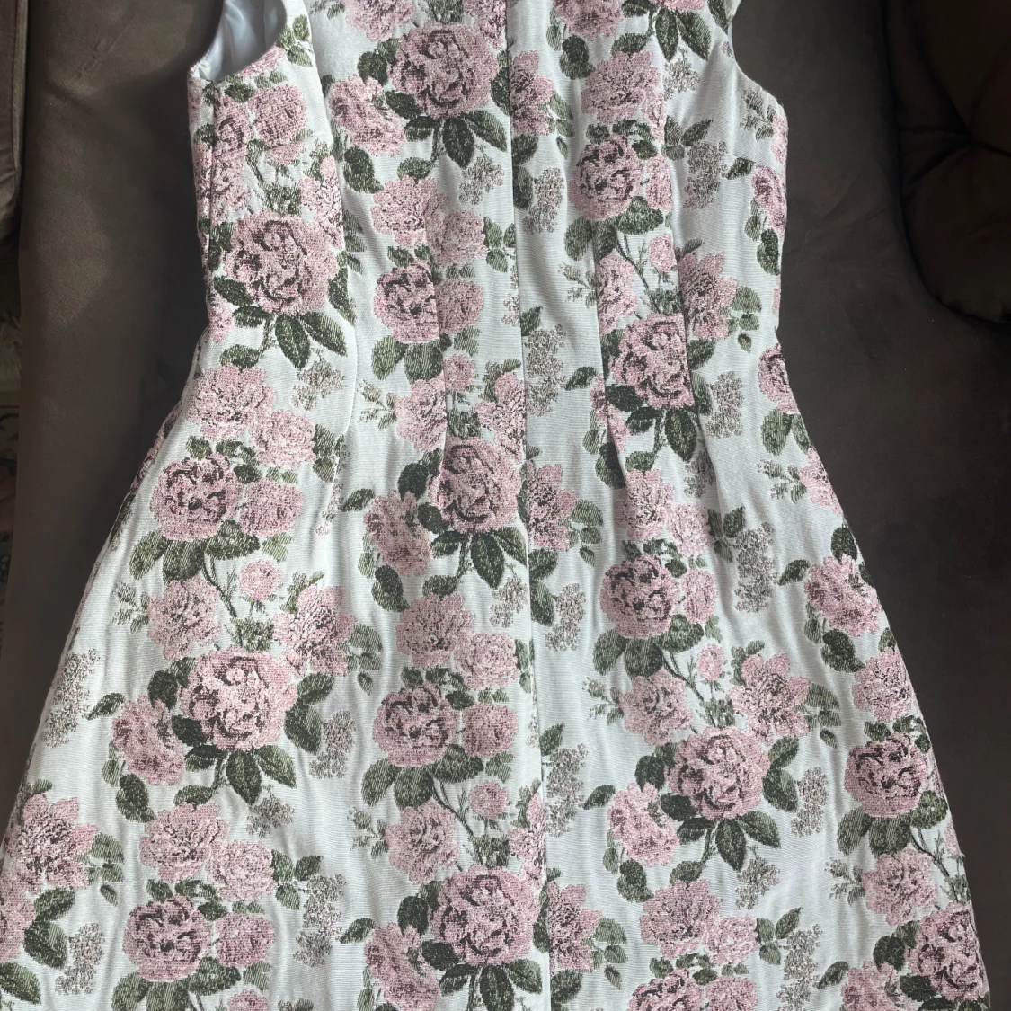 Blommig klänning med v-ringning