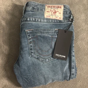 Blå jeans från True Religion - Snygga blå jeans från True Religion i modellen ”Ultra low Rise flare”. En fin blå färg med namnet ”Ghost Wave”. Helt oanvända, till och med lapen är kvar. Är just nu slutsålda 💗  