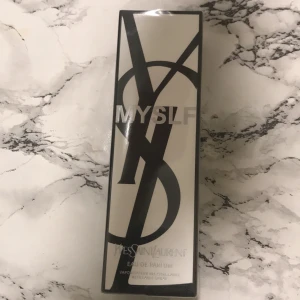 YSL 100ml - Säljer en elegant och stilren parfym från Yves Saint Laurent, MYSLF Eau de Parfum. ((Flaskan är 100ml den är inte använd)) 