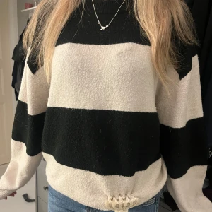 Stickad tröja - Så fin randig stickad tröja, ett litet litet hål vid ena ärmen som inte syns💕💕
