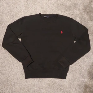 Svart Ralph Lauren Tröja  - Säljer en stilren svart tröja från Polo Ralph Lauren || Storlek S men passar XS || Helt ny