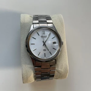 Seiko quartz - Ovanlig seiko klocka. Quartz urverk fungerar men behövs nytt batteri. Svårt att få tag i denna modell. Otroligt bra skick för sin ålder. Väldigt elegant look och unik. Alla länkar finns så den passar garanterat.