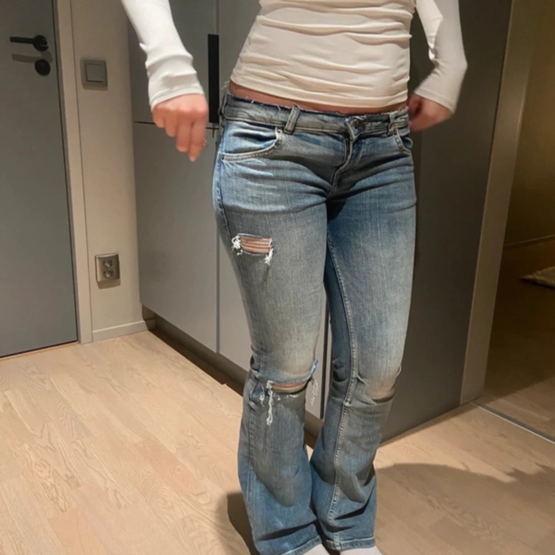 Blå bootcut jeans med slitningar - 3