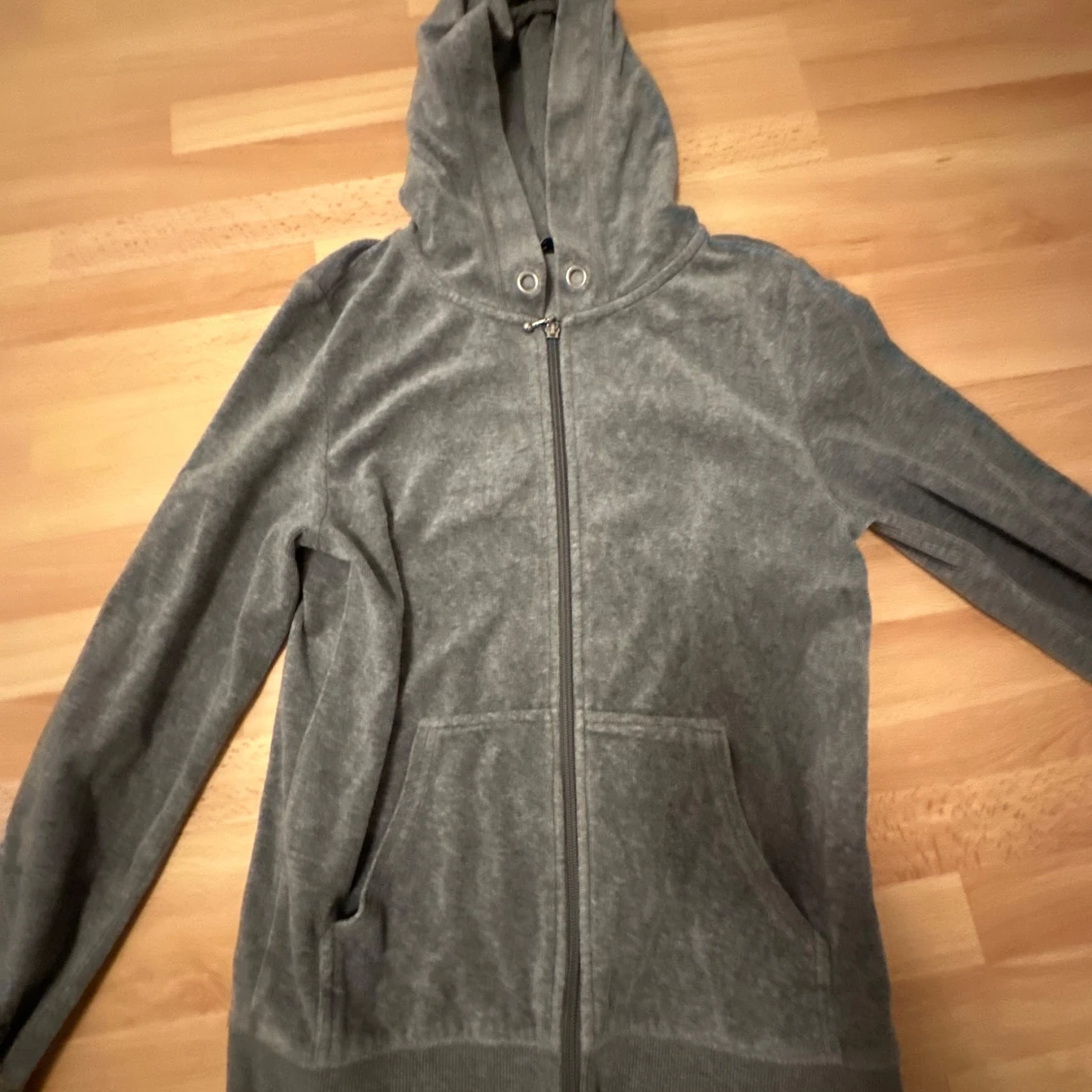 Grå hoodie med dragkedja