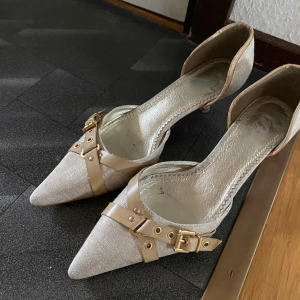 Beige spetsiga ballerinaskor med remmar - Snygga beige ballerinaskor med spetsig tå och dekorativa remmar med spännen, vintage!💓💞✨