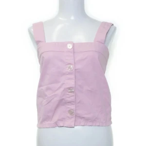 Rosa topp med knappar - Säljer en söt rosa topp med breda axelband och knappar framtill. Den är perfekt nu till sommaren och är i såååå bra skick❤️