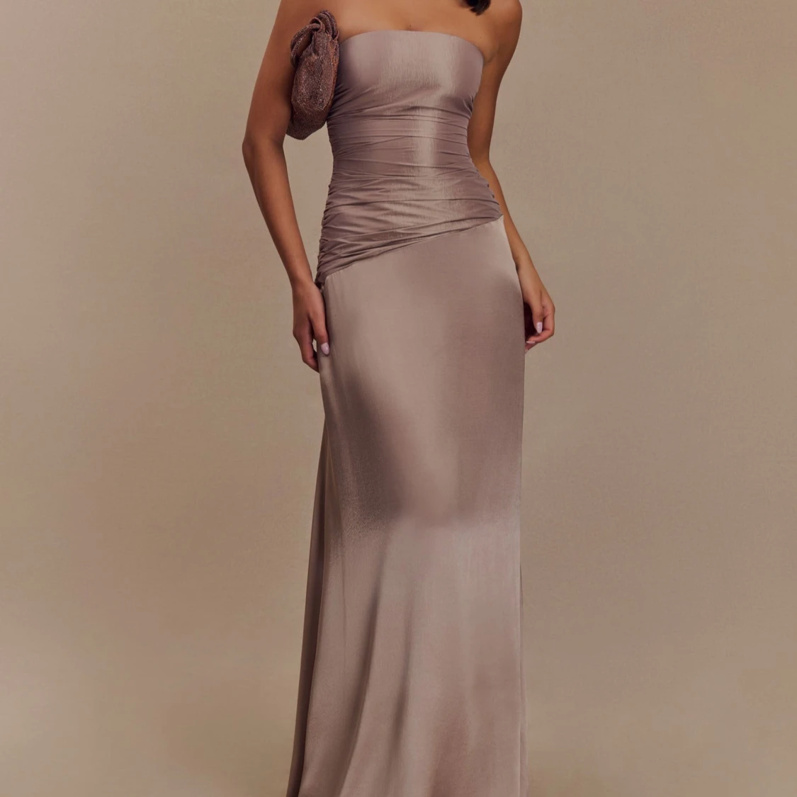 Champagnefärgad axelbandslös klänning