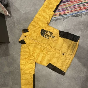 The North Face Dunjacka  - Perfekt jacka nu till det mildare vårvädret! Jackan är i bra skick men är lite defekt längst ner vid ärmarna, vilket syns på en av bilderna. Hör gärna av dig vid frågor eller funderingar! 