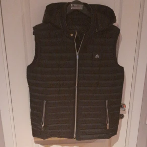 Moose knuckles väst - Äkta moose knuckles väst, äkta kvitto & galgen finns. Nypris c 4000kr! Västen är i nyskick!