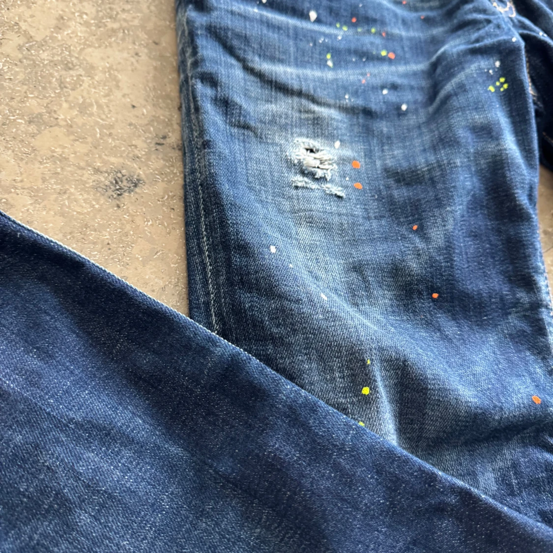 Blå jeans med färgstänk från Dsquared2 - 2