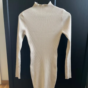 Klänning - Stickad miniklänning. 