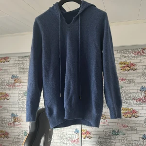 Kashmir hoodie - Säljer nu min tvär feta Kashmir hoodie. Vid frågor och funderingar så tveka inte att fråga!