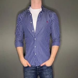 Ralph lauren skjorta - Hej säljer nu min fina Ralph Lauren skjorta i storlek S. Den är i nyskick och kommer vara otroligt snygg nu i vår och framåt sommaren. Nypris cirka 1600kr! Vi kommer att sälja liknande produkter nu närmare våren så glöm inte följa profilen!🌊🍾