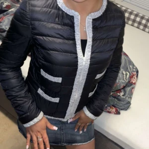 Moncler jacka S-M (3) - Super snygg, men inte i så bra skick dock. 100% äkta 
