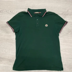  Mocler pike - Äkta Moncler picke för ändast 600 kr. Anldedning till varför jag säljer den för 600kr är för att den är liten på mig och gammal men den är i bra skick 