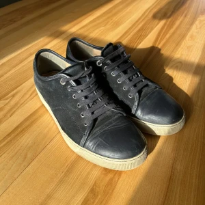 Lanvin Captoe - Säljer ett par mörkblåa Lanvin captoe i storlek uk10. Skorna har några märken på sulan där bak (se bild 2). Dustbag medföljer.                                                                    Pris kan diskuteras vid snabb affär.