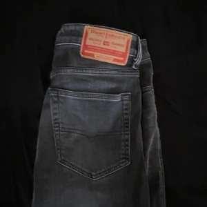 Grå jeans från Diesel - Snygga grå jeans från Diesel med en klassisk femficksdesign. De har en diskret tvättad look och en bekväm passform. Perfekta för en avslappnad stil.
