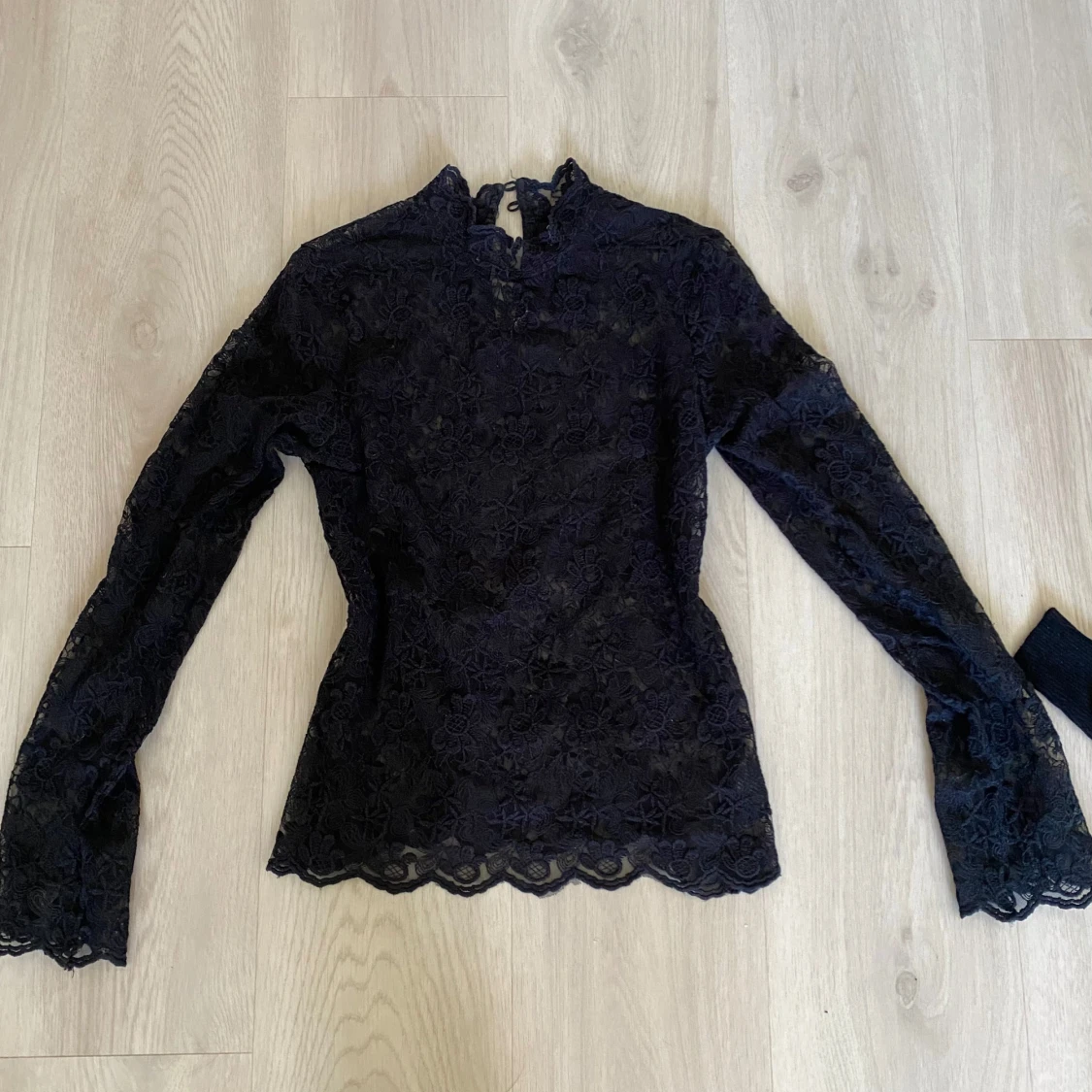 Svart spetsblus från Vintage Stories