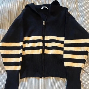 Marinblå och vit randig kofta från Zara - Säljer en snygg mörkblå kofta från Zara med vita ränder och dragkedja framtill. Den är varsamt använd och är i bra skick så det ar absolut inget fel på den har inprincip bara legat i min garderob de senaste 2 åren!💕Skulle säga att den i passformen är mer som en S! 