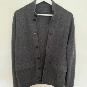 Grå kofta från massimo dutti - Säljer en stilren grå kofta från massimo dutti i totalt nyskick fick i julklapp i vintras men aldrig använd sen dess, materialet är 100% merino wool, nypris 1399kr säljer endast för 949