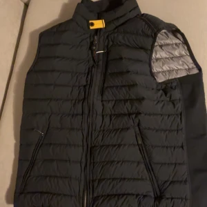 Svart dunväst från Parajumpers - Säljer nu denna parajumpers väst helt ny aldrig använd, storlek m pris kan diskuteras vid snabb affär