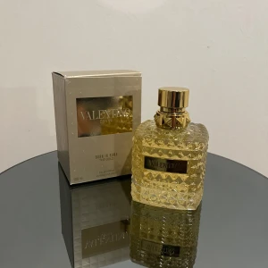 Valentino Donna Born in Roma Gold  - Fint doft. I princip helt fullt! Finns i lund för meet-up ellet frakt genom plick! 