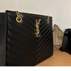 YSL väska - YSL väska som aldrig användts, Köpte den utomlands. Skriv för mer bilder eller om du vill veta mer info💗 Köp ej utan att fråga!!