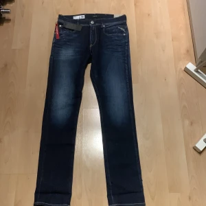 Mörkblå jeansbyxor från Replay - Tjena! Säljer nu dessa riktigt feta Replay jeans sitter perfekt. St 158 men passar även 164 så passar lite större pris kan sänkas genom snabb köp