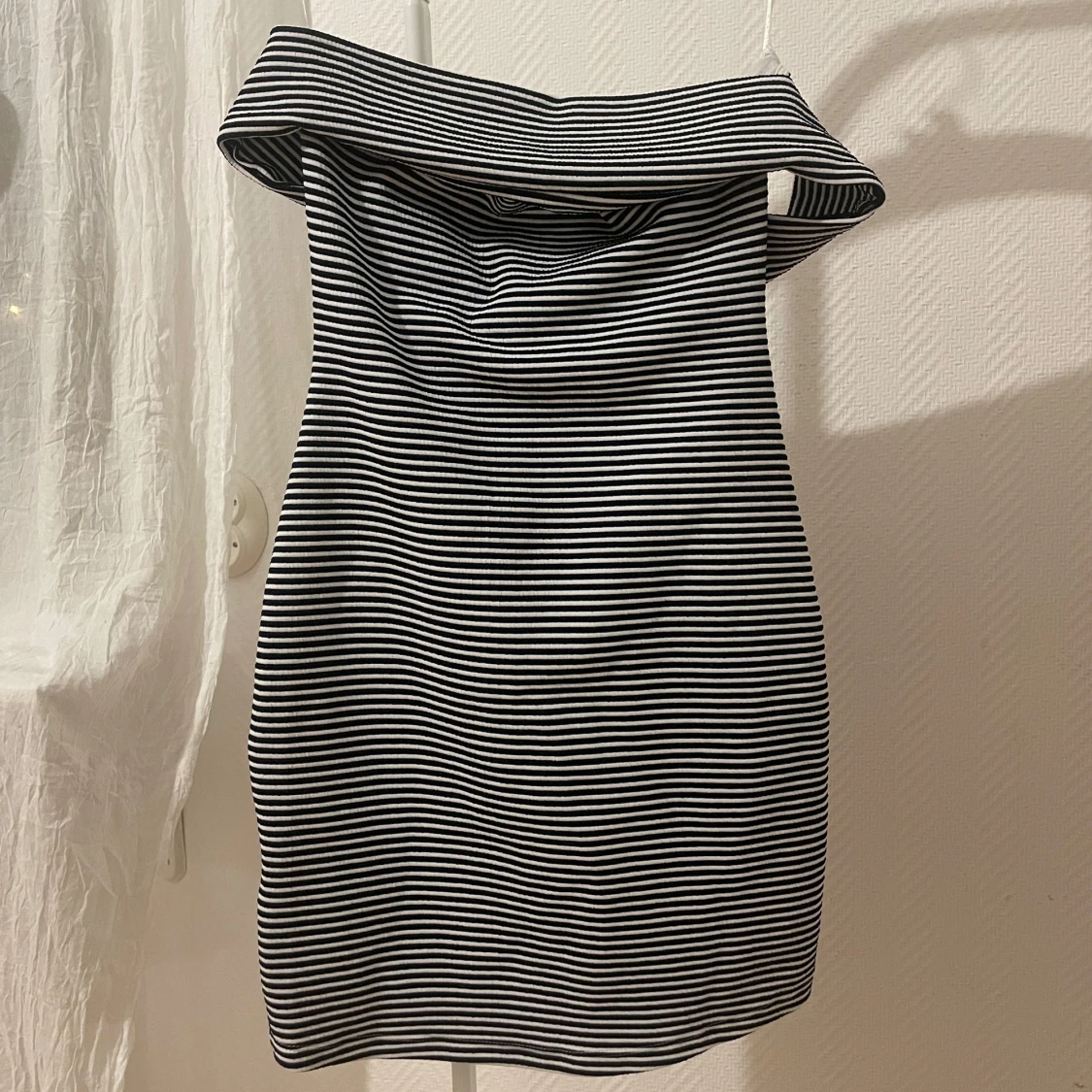 Randig offshoulder klänning från Mango