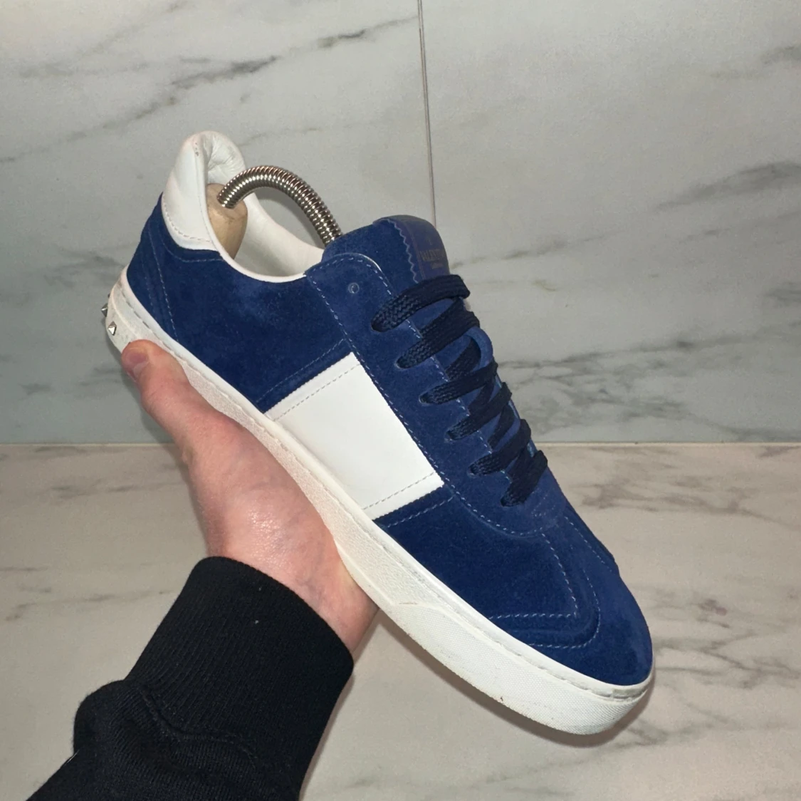 Blå och vita sneakers från Valentino - 4