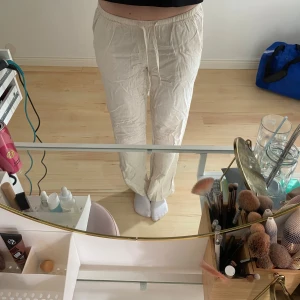 Beige linnebyxor med dragsko - Säljer ett par lågmidjade beige linnebyxor från madlady! Byxorna har en loose passform och är perfekta för en avslappnad stil. Storlek s/tall. Säljer då de är för korta på mig.