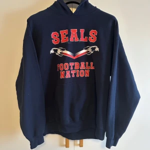 Vintage Hoodie - Vintage Hoodie i bra skick. Modell på bilden är 186cm