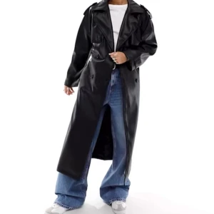 Svart trenchcoat i skinn - Helt ny snygg svart trenchcoat i skinn med knappar och bälte i midjan. Perfekt för en stilren look. 