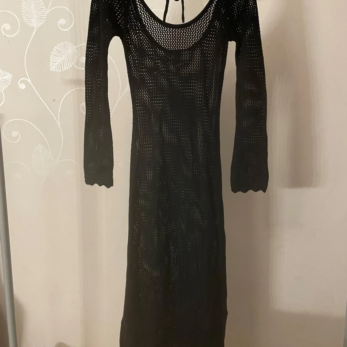 Svart stickad långklänning