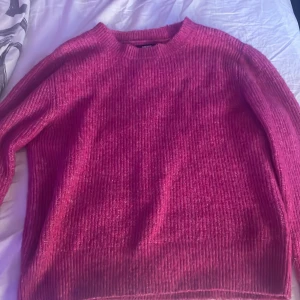 Rosa stickad tröja från Bik Bok - Säljer en snygg rosa stickad tröja från Bik Bok. Tröjan har en klassisk rund hals och långa ärmar, perfekt för kyligare dagar. Den är mjuk och bekväm, vilket gör den till ett måste i garderoben. Passar perfekt till jeans eller kjol för en avslappnad look.