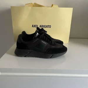 Svarta sneakers från Axel Arigato - Skit snygga arigato hel svarta ny pris 2800 mitt pris 1899