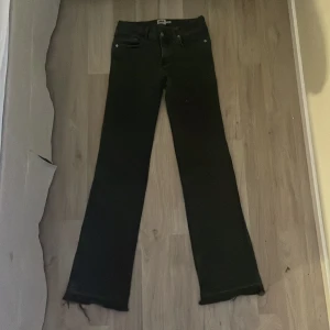 Svarta jeans  - Säljer dessa svarta jeans från lager då de inte kommer till användning längre. Jag är ganska lång så har sprättat upp sömmen där nere. 