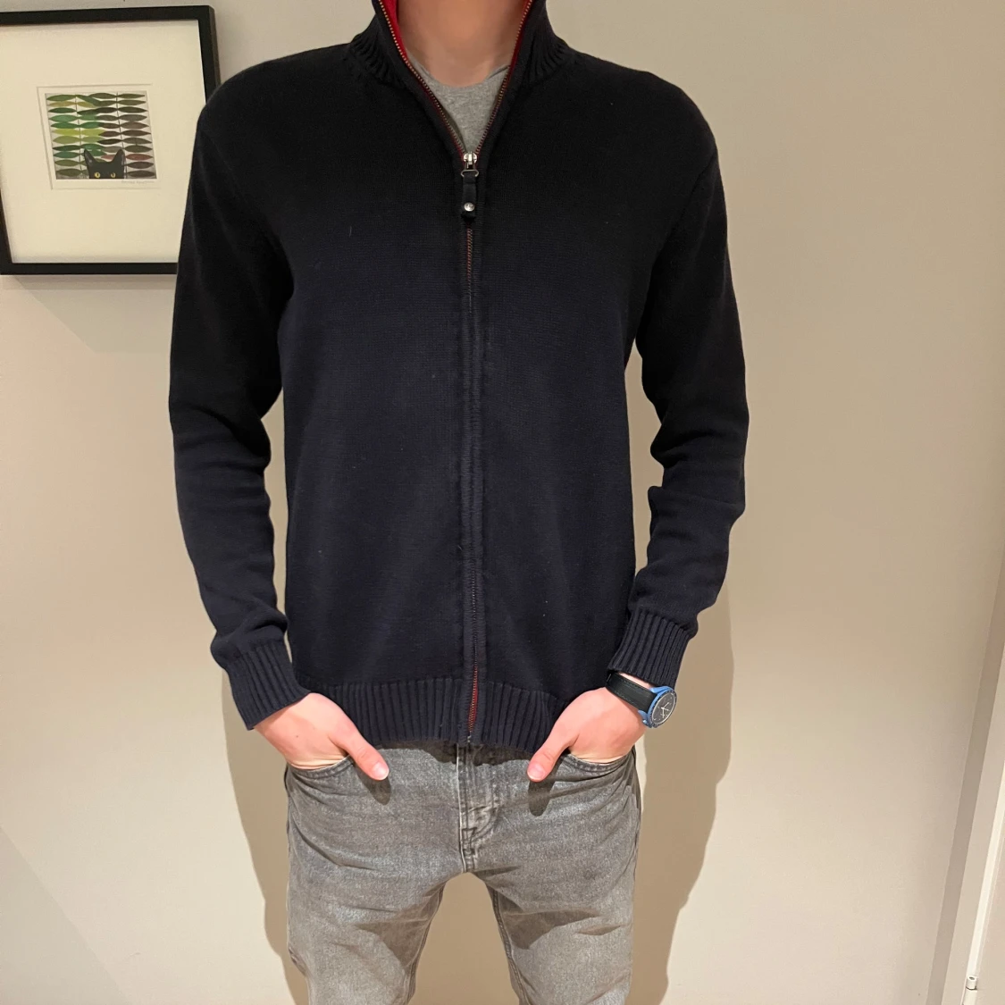 Svart stickad tröja med dragkedja