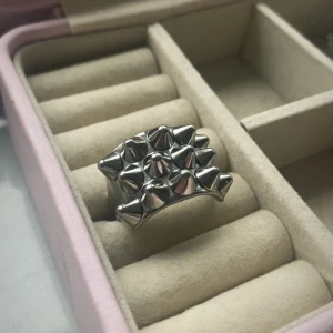 Silvrig ring med nitar från Edblad💓  - Säljer en fin silvrig spike ring från Edblad💓 knappt använd så den är vi väldigt fint skick! Skriv i dm för fler bilder! Storlek- 16.80 💞