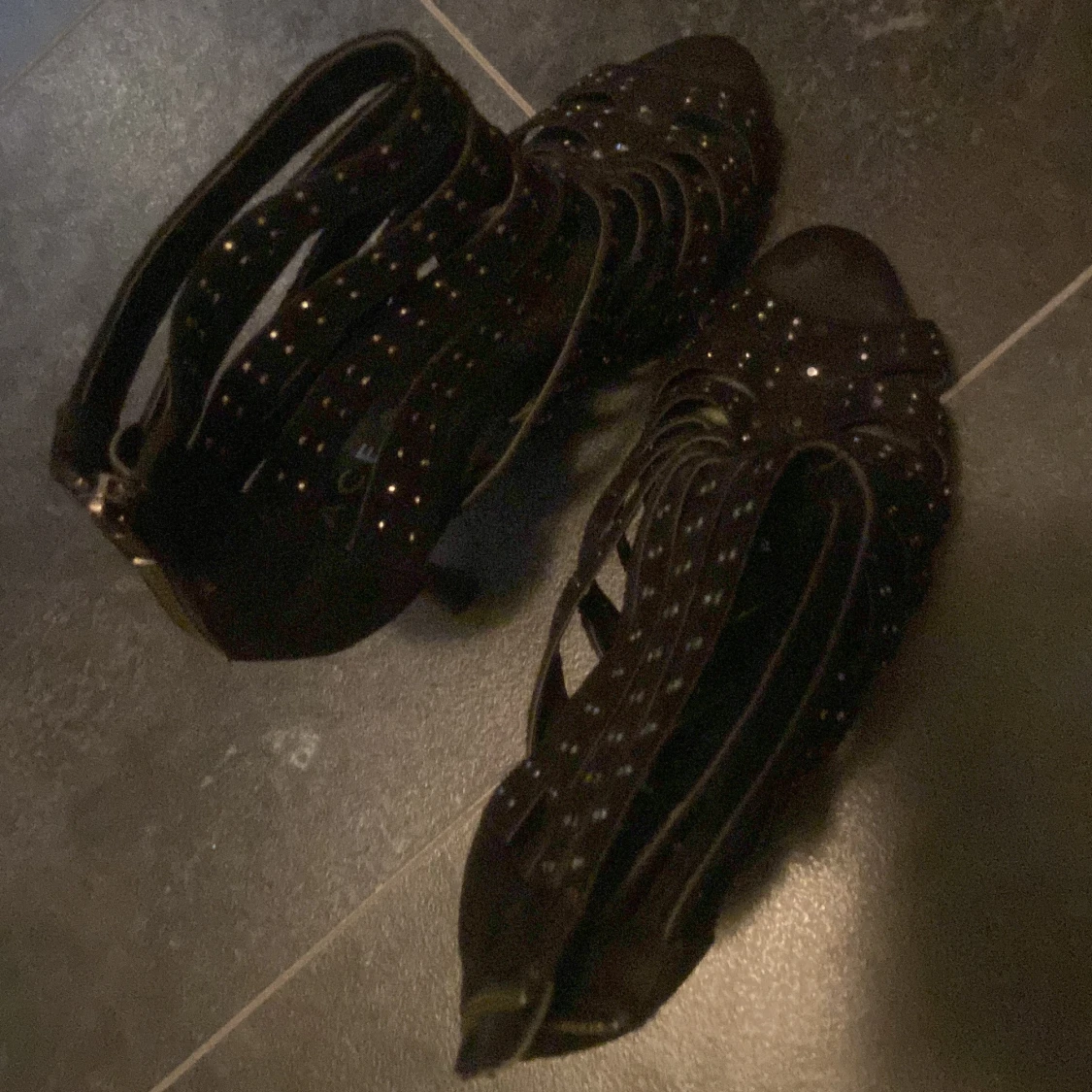 Svarta klackskor med nitar - 1