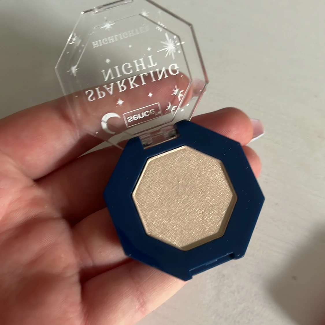 Sminkset med highlighter, ögonskugga och borste - 2