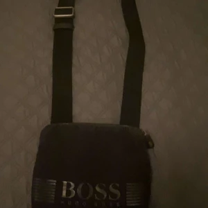 Svart axelväska från Hugo Boss - Pris kan diskuteras vid snabb affär 